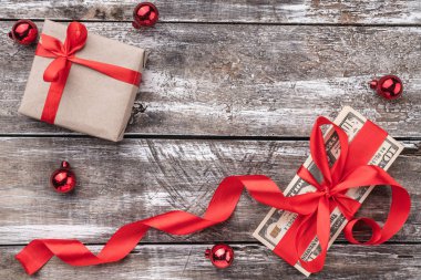 Bir Noel hediyesi, para, Xmas öğeleri, ahşap arka plan üzerinde. Üstten görünüm.