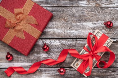 Bir Noel hediyesi, para, Xmas öğeleri, ahşap arka plan üzerinde. Üstten görünüm.