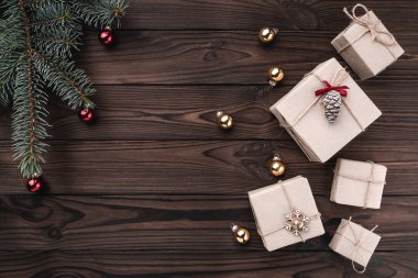 Koyu ahşap arka plan üzerinde hediye kutuları. Köknar ağacı baubles, metin için yer. Üstten görünüm. 