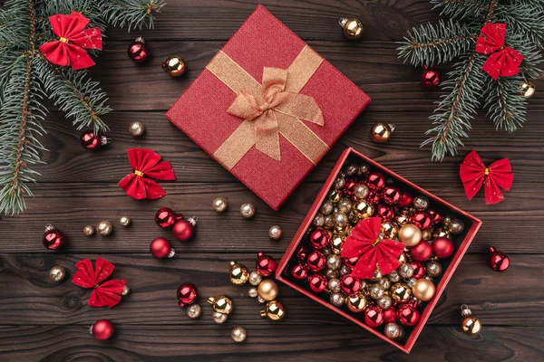 Hediye kutuları kahverengi ahşap zemin üzerinde toplar. Köknar ağacı baubles, metin için yer. Üstten görünüm.