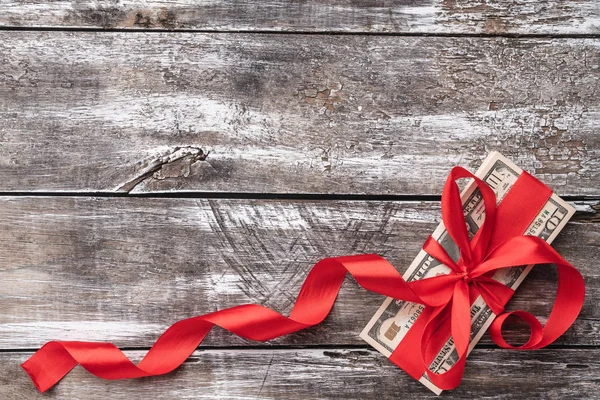 Eski ahşap, para kırmızı bolluk ile süslenmiş Noel arka plan. Üstten görünüm.
