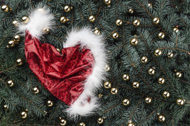 Kış arka plan köknar dalı. Altın baubles Noel Baba'nın kapağı ile süslenmiş. Noel kartı. Üstten görünüm. Xmas Tebrikler.