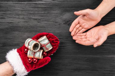 Siyah ahşap arka plan. Noel Baba'nın hediye. Noel kartı. Üstten görünüm. Xmas tebrikler. Baba para verir.