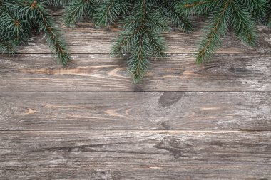 Çam dalları ile eski ahşap arka plan. Bir tebrik mesajı alan. Noel kartı. Üstten görünüm.