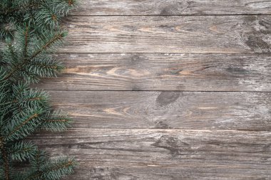 Çam dalları ile eski ahşap arka plan. Bir tebrik mesajı alan. Noel kartı. Üstten görünüm.