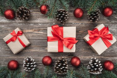 Baubles ve koniler süslü çam dalları ile eski ahşap arka plan. Metin için yer. Noel kartı. Üstten görünüm. Xmas hediye.