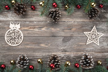 Koniler ile süslü çam dalları ile eski ahşap arka plan. Metin için yer. Noel kartı. Üstten görünüm. Xmas tatil öğeleri.