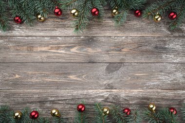 Baubles ile süslü çam dalları ile eski ahşap arka plan. Metin için yer. Noel kartı. Üstten görünüm. Xmas.