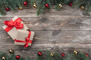 Baubles ve koniler süslü çam dalları ile eski ahşap arka plan. Metin için yer. Noel kartı. Üstten görünüm. Xmas hediye.