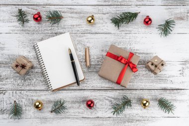 Eski ahşap Noel arka plan. Ağaç dalları ve koniler. Xmas hediye. Üstten görünüm. Kutlama mesajı defter.