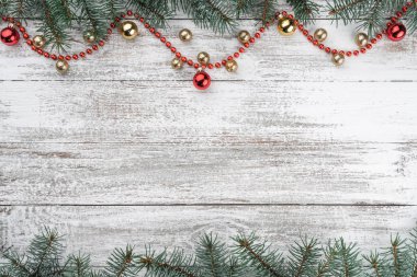 Eski ahşap Noel arka plan. Çam dalları. Altın ve kırmızı baubles. Kırmızı çelenk. Üstten görünüm. Senin metin için yer. Noel kartı.