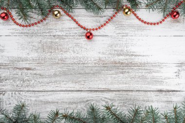 Noel kartı. Eski ahşap Noel arka plan. Çam dalları. Altın ve kırmızı baubles. Kırmızı çelenk. Üstten görünüm. Senin metin için yer.