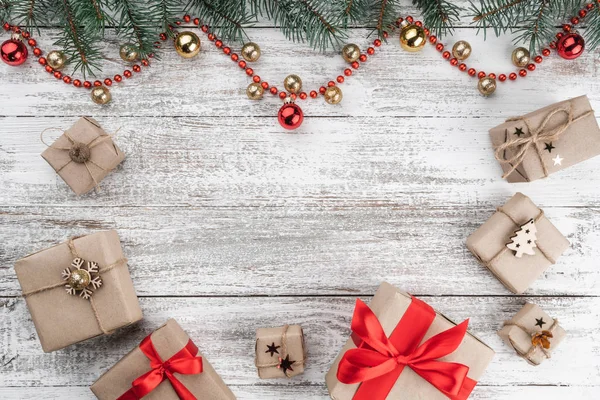 Oude Houten Kerstmis Achtergrond Spar Takken Gouden Rode Kerstballen Rode — Stockfoto