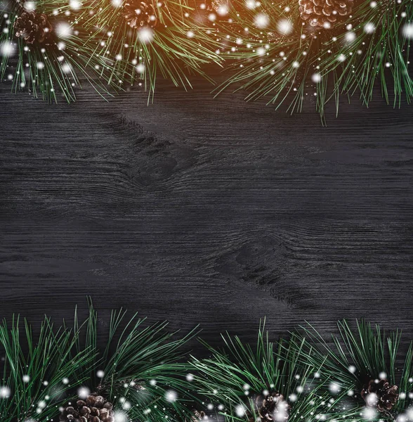 圣诞贺卡黑木背景与松树树枝和松树锥从顶部 顶部视图 圣诞广场卡 雪和光的影响 — 图库照片