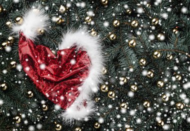 Kış arka plan köknar dalı. Altın baubles Noel Baba'nın kapağı ile süslenmiş. Noel kartı. Üstten görünüm. Xmas tebrikler. Etkisi kar taneleri.