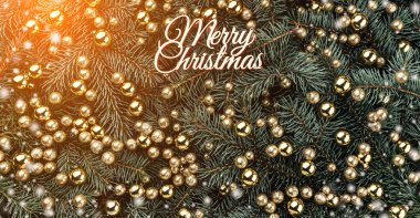 Kış arka plan köknar dalı. Altın baubles ve Merry Christmas yazıt ile süslenmiş. Noel kartı. Üstten görünüm. Xmas tebrikler. Işık ve kar taneleri etkisi. Işık efekti.
