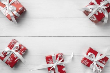 Noel kartı ile beyaz ahşap arka plan, metin için yer sunar. Noel ve mutlu yeni yıl kartı. Üstten görünüm, düz yatıyordu. 