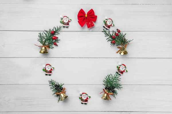 Christmas winter wreath, round frame . Christmas tree decorations and on white wooden background. Wallpaper, background or holiday art. Top view, place for text, flat lay. Xmas and happy new year — Stock Photo, Image