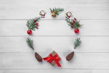 Noel Kış çelenk, yuvarlak kare. Beyaz ahşap zemin üzerinde Noel süsleri. Duvar kağıdı, arka plan veya tatil resmi. Üstten görünüm, metin, düz için yer yatıyordu. Noel ve mutlu yeni yıl