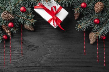 Beyaz hediyeler ve koyu ahşap rustik arka plan, metin için yer dallarda köknar ile Noel kartı. Noel ve mutlu yeni yıl tebrik kartı. Üstten görünüm, düz yatıyordu. 