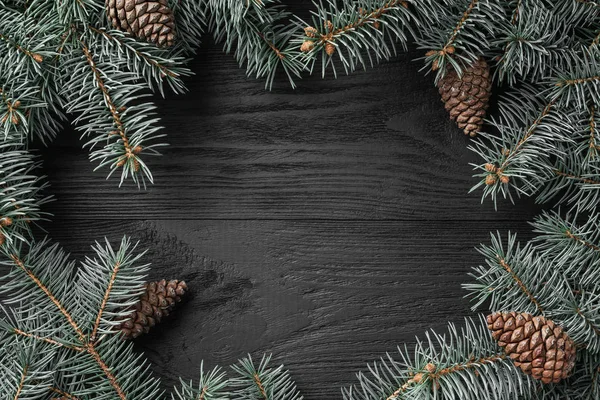 Carte Noël Avec Branches Sapin Sur Fond Rustique Bois Foncé — Photo