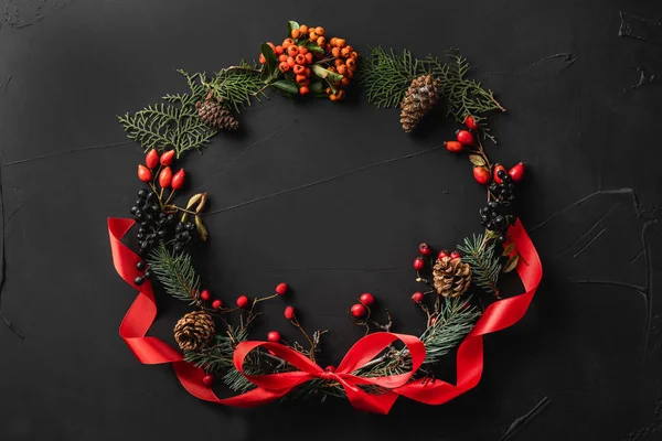 Crown Christmas Tree Branches Pine Cones Berries Red Slack Black — Stock Photo, Image