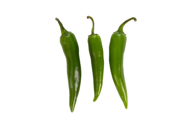 Trzy Zielone Papryczki Chili Białym Tle Białym Tle Świeże Warzywa — Zdjęcie stockowe