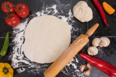 Hamur ve un malzemeler pizza, mantar, domates, biber sarımsak