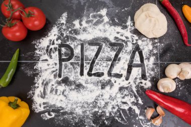 Hamur ve un malzemeler pizza, mantar, domates, biber sarımsak