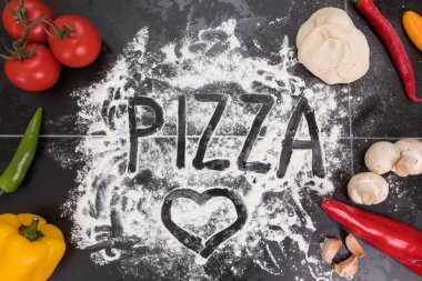 Hamur ve un malzemeler pizza, mantar, domates, biber sarımsak