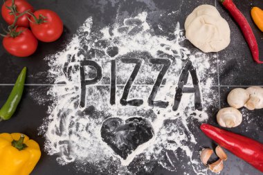 Hamur ve un malzemeler pizza, mantar, domates, biber sarımsak