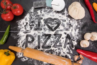 Hamur ve un malzemeler pizza, mantar, domates, biber sarımsak