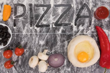 Pizza, mantar, domates, biber, zeytin, soğan sarımsak hamur salça ve un için malzemeler