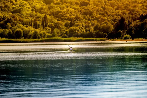 Paseo en barco en el lago cerca del bosque — Foto de Stock