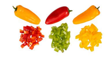 Taze yeşil, kırmızı ve sarı mini biber seti, beyaz arka planda tek parça ve kesik. Taze sebze, sağlıklı yiyecek.