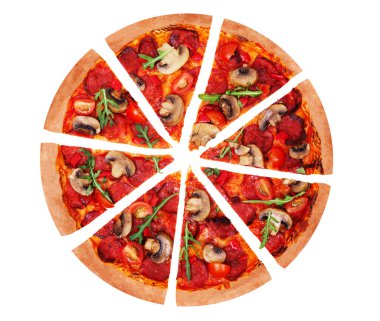 İtalyan pizzası, baharatlı salam, roka, vişneli domates, mantar ve Teksas baharat karışımı dilimlenmiş, beyaz arka planda izole edilmiş, üst manzaralı.