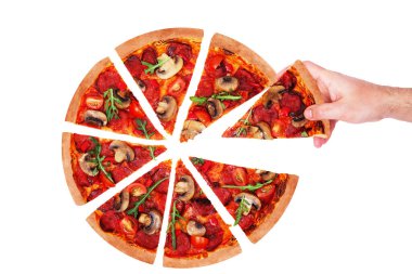 Bir adamın eli, baharatlı salam, roka, vişneli domates, mantar ve Teksas baharatlı bir dilim pizza alır.