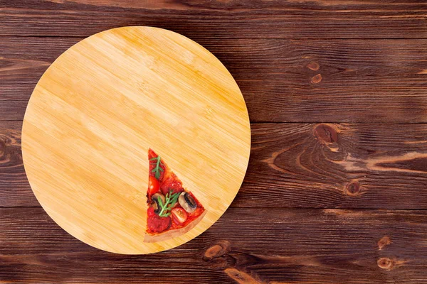 一片美味的比萨饼 配上辣腊肠 牛油果 樱桃西红柿 蘑菇和德克萨斯调料 放在木制乡村餐桌上的木板盘上 顶部尽收眼底 复制空间 — 图库照片