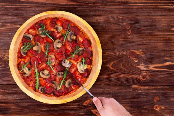 부엌용 피자를 뜨겁게 자르는 살라미 아구굴라 토마토와 버섯이 맛있는 — 스톡 사진