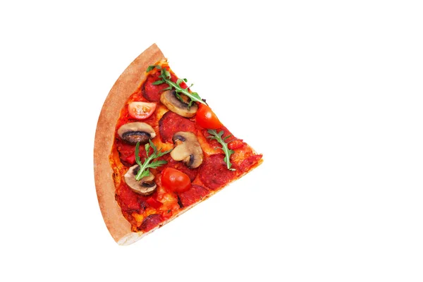 Четверть Вкусной Пиццы Горячей Острым Салями Руккола Помидоры Черри Грибы — стоковое фото