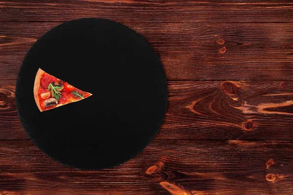 Una Rebanada Deliciosa Pizza Caliente Con Salami Picante Rúcula Tomates — Foto de Stock