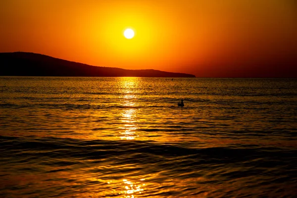 Güneşin Doğuşunda Sakin Deniz Deniz Kıyısının Güzel Turuncu Manzarası Uzaktaki — Stok fotoğraf