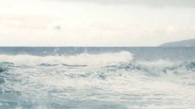 Deniz suyuyla dalgalar kıyıya doğru bol bol geliyor. Deniz suyu dalgalarının sesi..