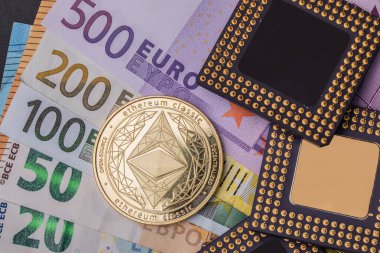 Mikro planların yanında bir Ethereum para birimi, hepsi de birkaç Euro banknotuyla yerleştirilmiş. Üst görünüm.