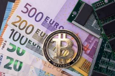 Mikro-şema yakınında bir bitcoin para birimi, hepsi de birkaç Euro banknotuyla yerleştirilmiş. Üst görünüm.