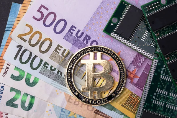 Bitcoin Waluty Pobliżu Mikrosystemów Wszystkie Umieszczone Przez Kilka Banknotów Euro — Zdjęcie stockowe