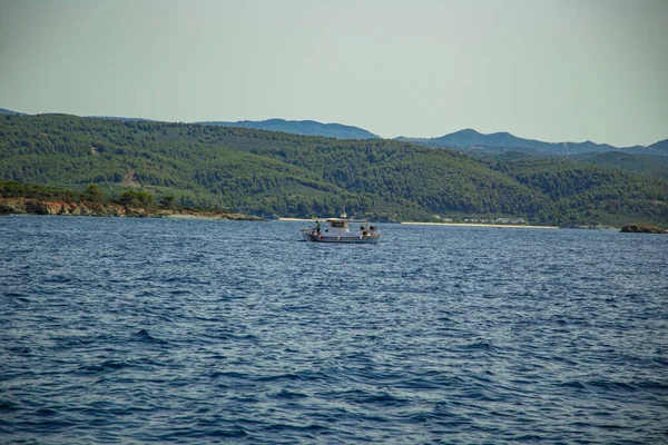 Una Barca Pesca Mare Paesaggio Pittoresco Combinazione Con Foresta Montagne — Foto Stock