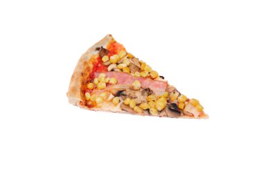 Tavuk göğsü, mısır, pastırma ve mantarlı bir dilim İtalyan pizzası. Beyaz arka planda izole edilmiş.