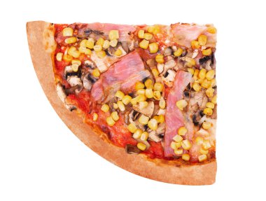 Tavuk göğsü, mısır, pastırma ve mantarlı pizzanın dörtte biri beyaz arka planda izole.