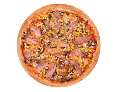 Tavuk göğsü, mısır, pastırma ve mantarlı İtalyan pizzası. Beyaz arka planda, kırpma yolu ile izole edilmiş.